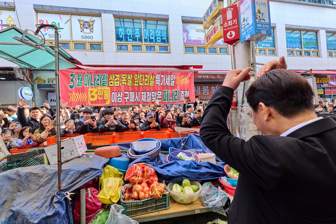 이재명 대통령이 15일 창원 반송시장을 찾아 시민들에게 인사를 하고 있다. 사진 청와대