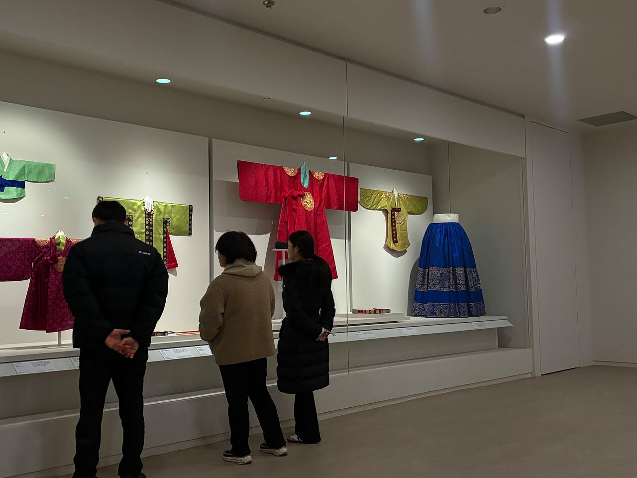 영화 '왕과사는남자(왕사남)'의 인기로, 사적지와 고궁에도 방문객의 발길이 끊이지 않고 있다. 사진은 국립고궁박물관 내 전시된 곤룡포. 이아미 기자