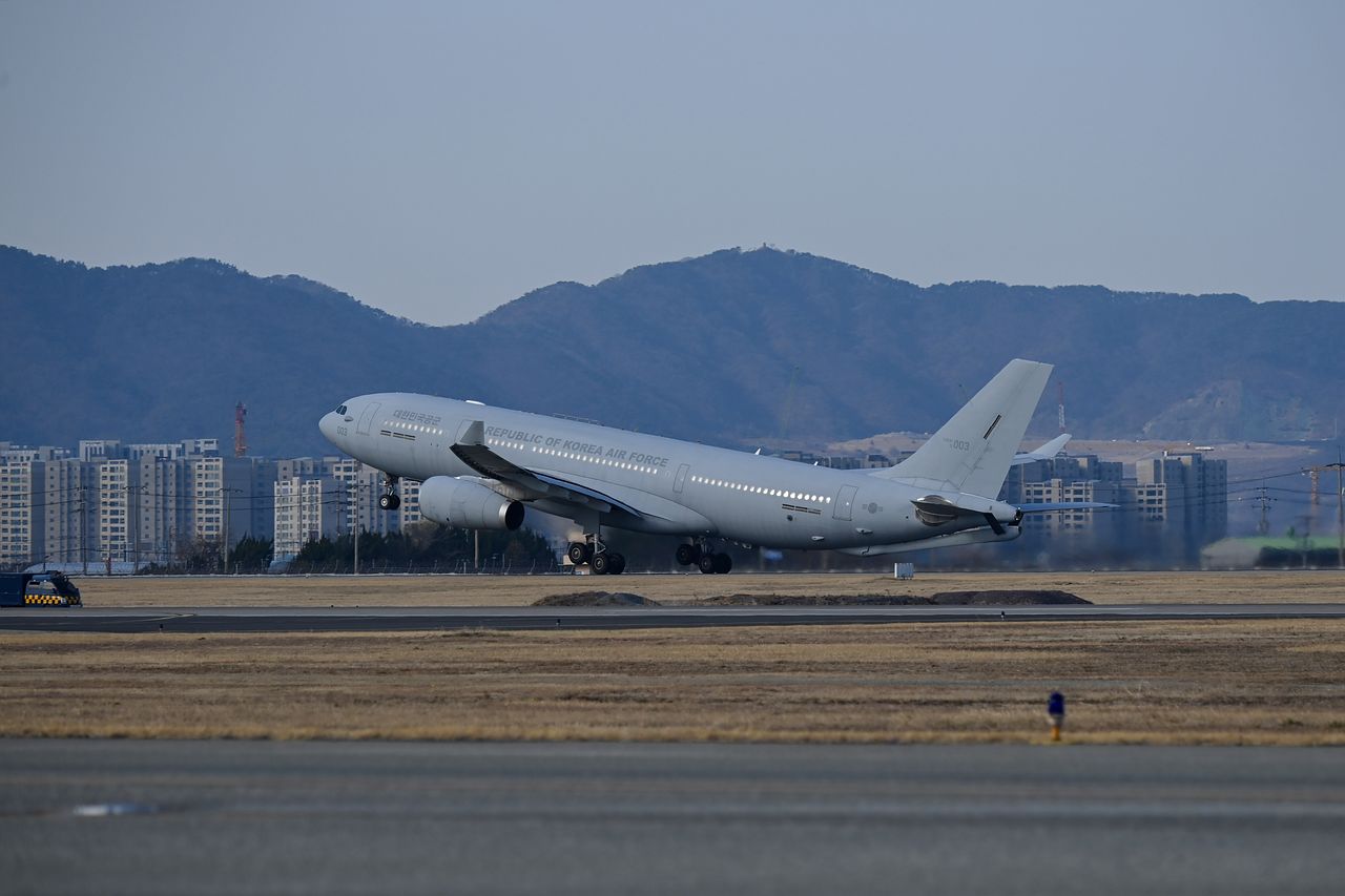  14일 중동 재외국민 귀국 지원 작전 '사막의 빛(Desert Shine)' 임무를 위해 공군 KC-330 시그너스 수송기가 김해기지에서 이륙하고 있다. 사진 국방부