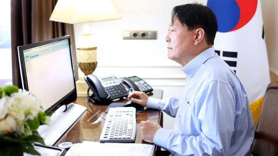 윤석열 대통령이 스페인 마드리드 숙소에서 컴퓨터를 통해 업무를 보고 있다. 모니터가 텅 비어 있는 것처럼 찍혀 논란이 일었다. 사진 대통령실