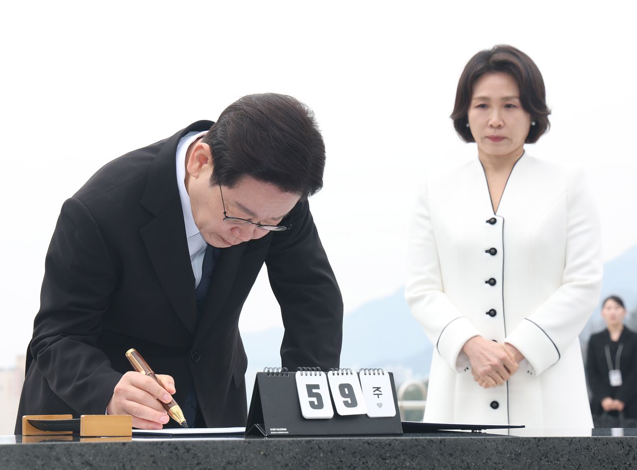 이재명 대통령과 김혜경 여사가 15일 경남 창원시 국립3.15민주묘지에서 열린 제66주년 3.15의거 기념식에 앞서 3.15민주묘지에서 방명록을 작성하고 있다.. 2026.3.15. 청와대사진기자단