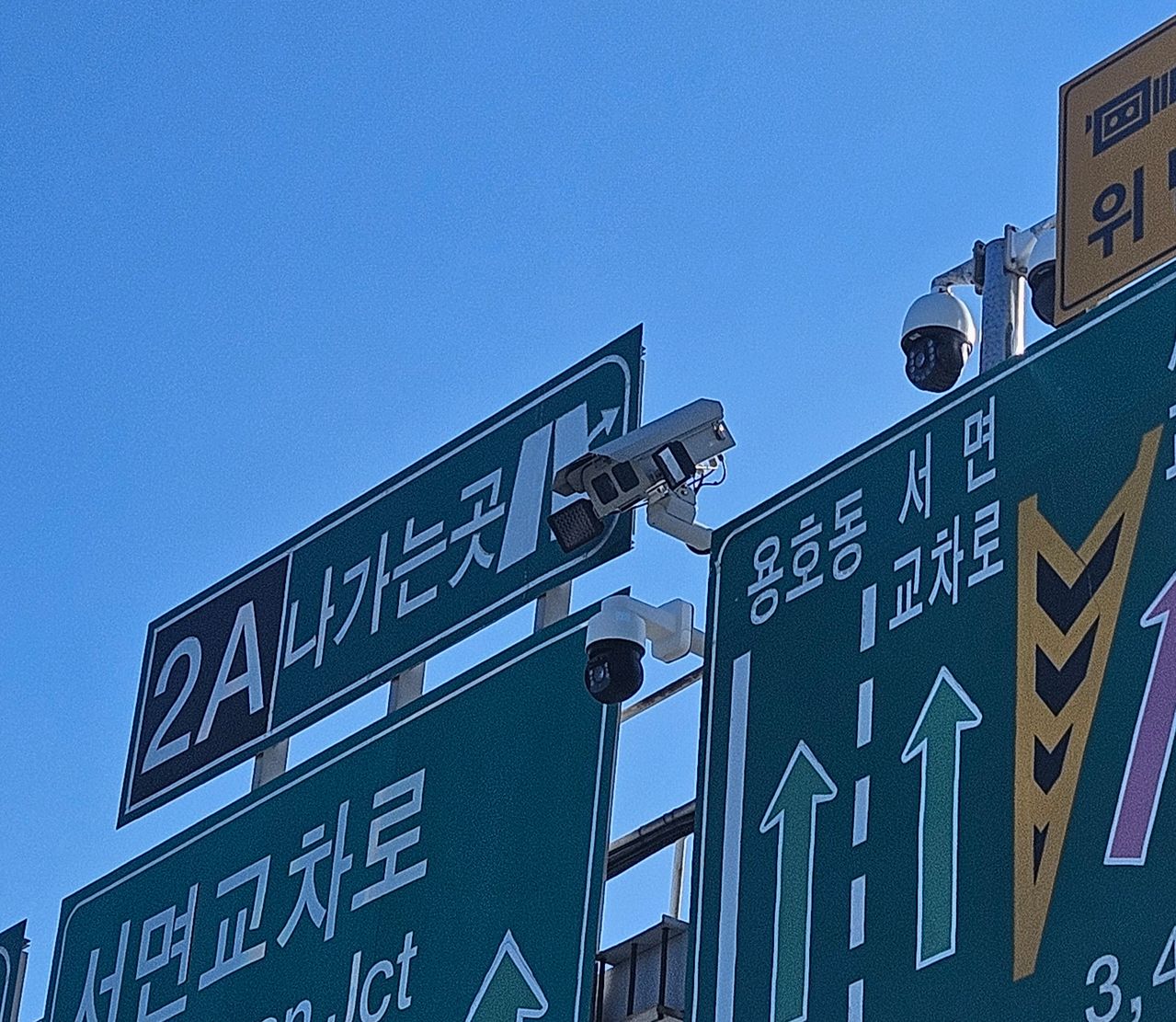 부산 광안대교에 설치돼있는 AI 단속 장비. 부산시에 따르면 올해 하반기부터는 실제 끼어들기 위반 차량을 단속해 과태료를 부과할 것으로 예상된다. 사진 부산시설공단 