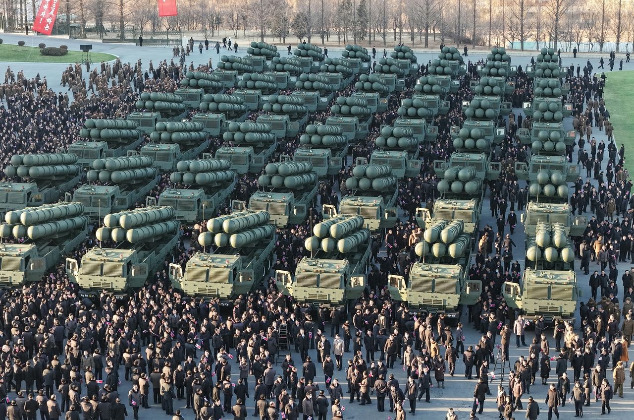 노동신문은 지난달 19일 ″군수노동계급이 조선노동당 제9차 대회에 드리는 600㎜대구경방사포증정식이 18일 수도 평양에서 성대히 거행됐다″며 김정은 국무위원장이 증정식에 참석했다고 보도했다. 노동신문, 뉴스1