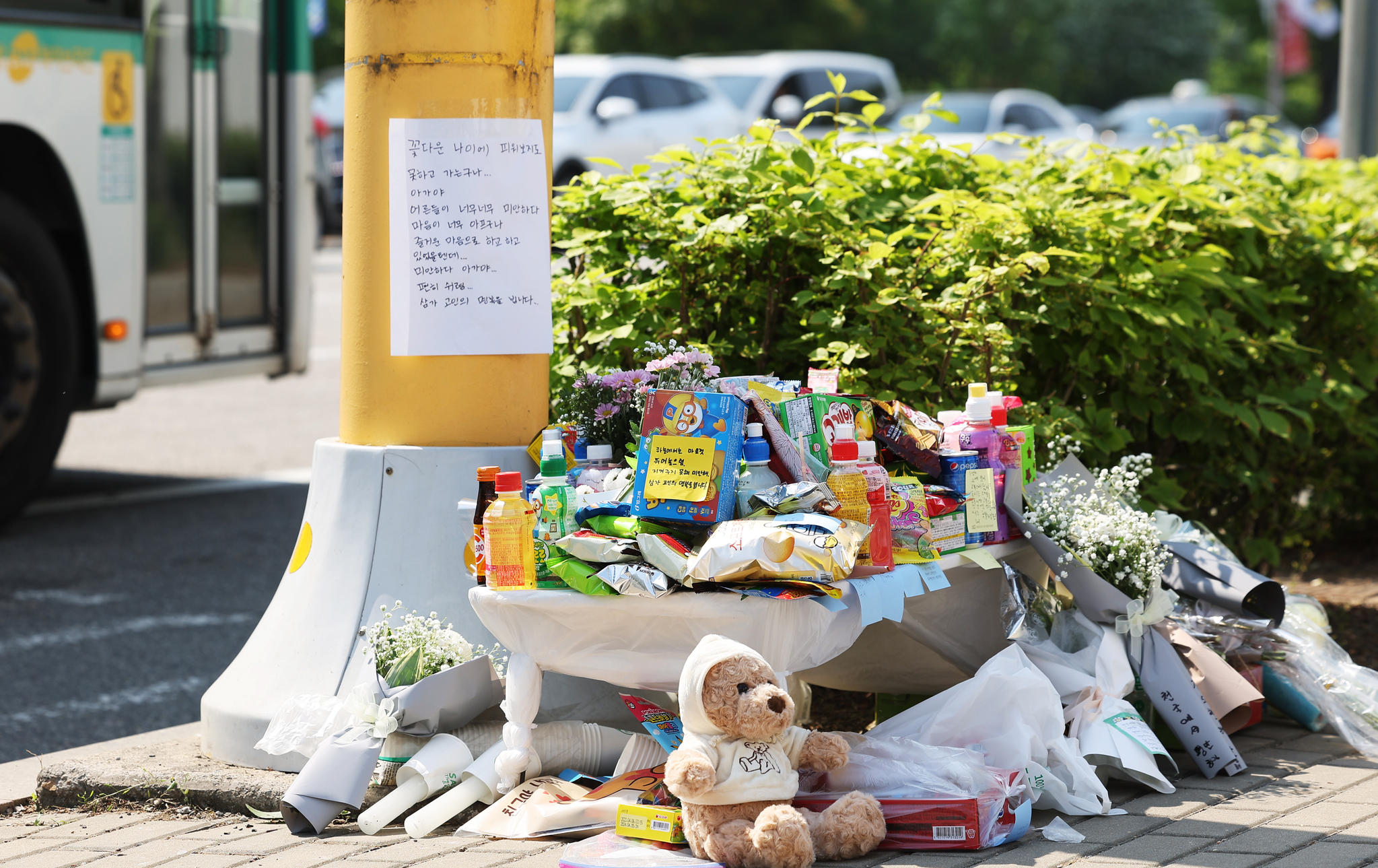  2023년 5월 경기도 수원시의 한 사거리에 전날 어린이보호구역에서 교통사고로 숨진 초등학생을 추모하는 시민들이 놓고 간 꽃과 과자 등이 놓여 있다. 연합뉴스
