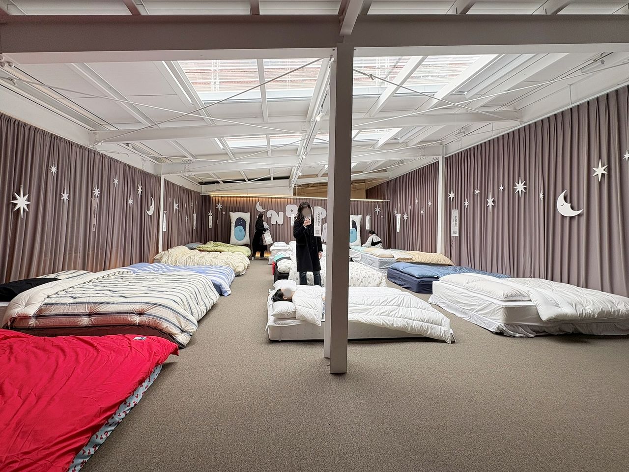13개 브랜드의 침구를 체험할 수 있는 '눕 존'. 사진 이소진 기자