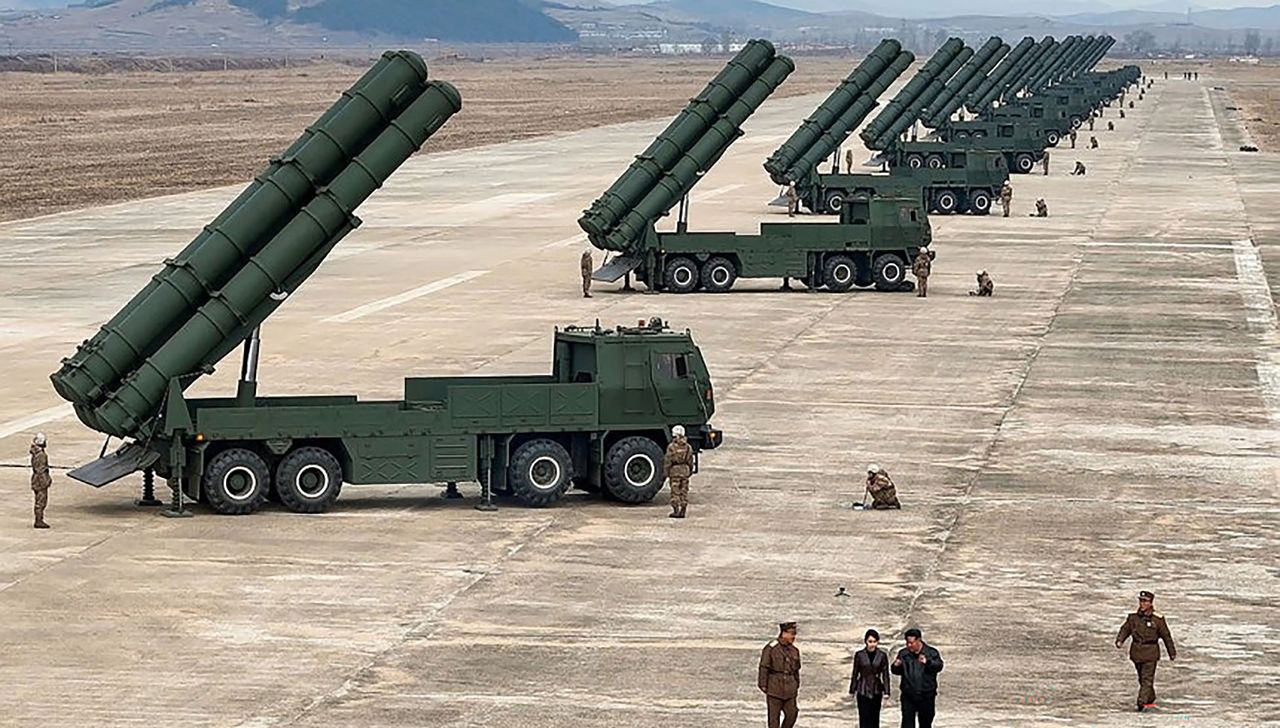 북한 조선중앙통신은 김정은 북한 국무위원장이 참관한 가운데 14일 600mm 초정밀다연장방사포 타격훈련을 진행했다고 15일 보도했다. 연합뉴스