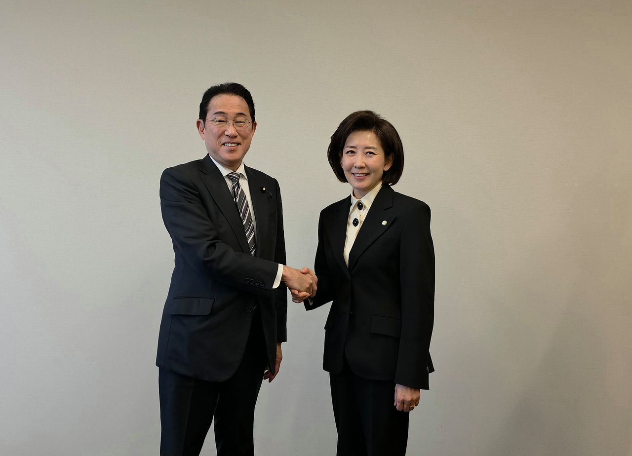 기시다 후미오 전 일본 총리(왼쪽)와 악수하는 나경원 국민의힘 의원. 사진 나경원 국민의힘 의원실