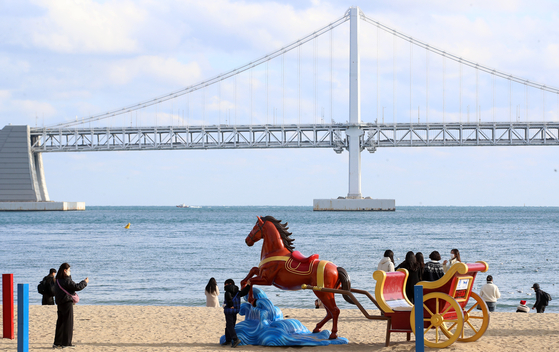 지난해 12월 부산 수영구 광안리해수욕장 모습. 2026년 병오년(丙午年) 붉은 말의 해를 맞아 말 조형물이 설치돼 있다. 뉴스1