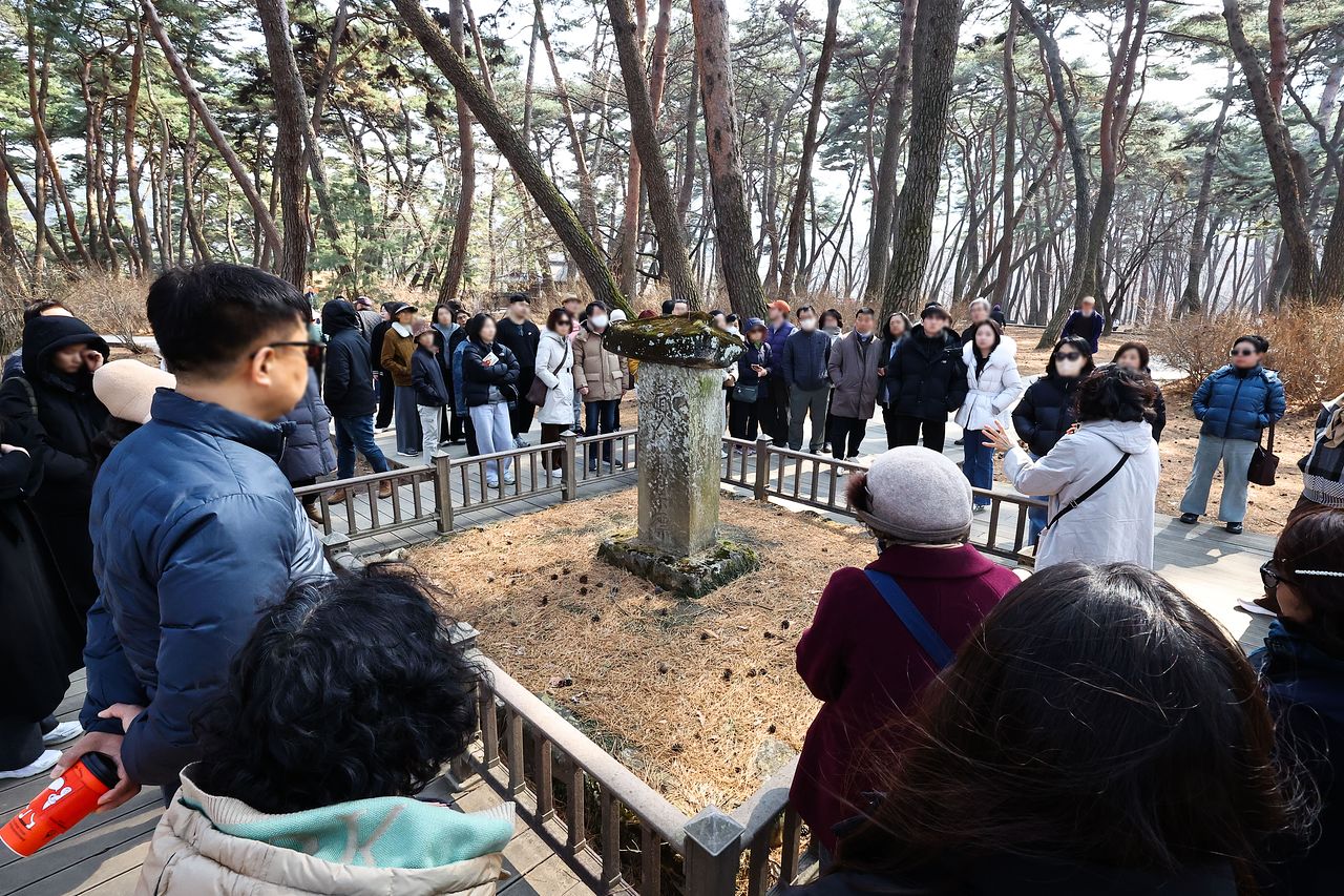 영화 ‘왕과 사는 남자’ 인기가 극장 안팎에서 연일 뜨겁다. 영화의 역사적 배경인 강원도 영월군(위 사진)과 서울 영도교·동망봉 등 사적지에도 관광객이 붐빈다. 김종호 기자