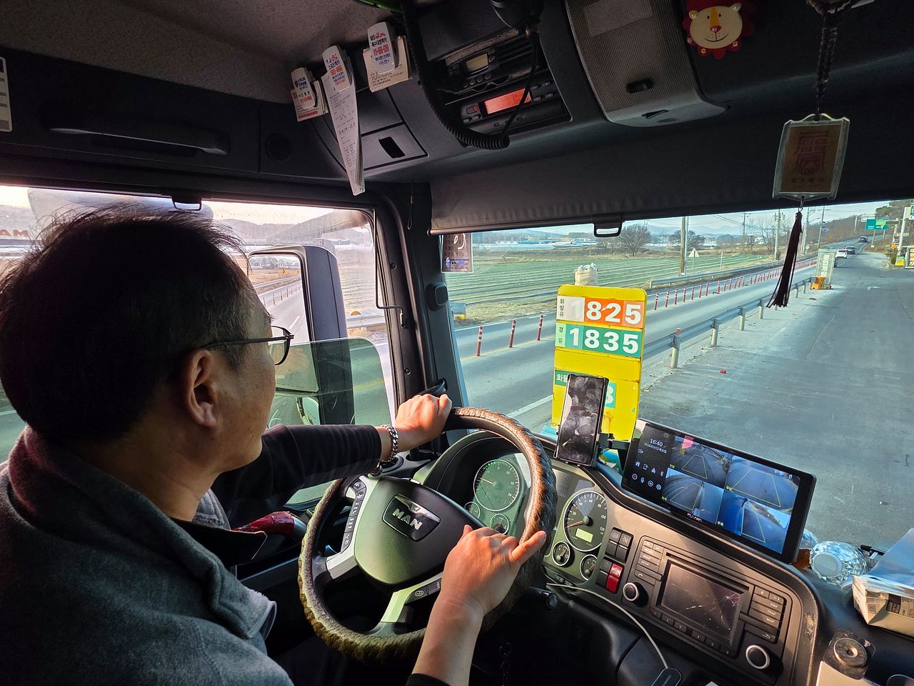 25.5톤(t) 덤프트럭 기사 김만기 씨가 지난 12일 경기 이천시의 한 주유소에 들러 경유 가격을 확인하고 있다. 이영근 기자