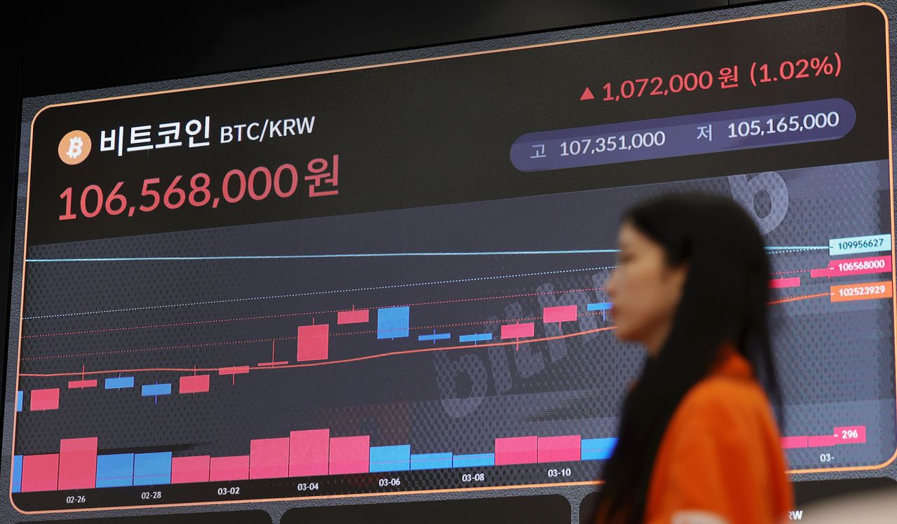 비트코인이 이란 전쟁 발발 이후 상승세를 보인 가운데 16일 서울 서초구 빗썸 라운지 강남점 전광판에 비트코인 시세가 표시되고 있다. 뉴시스