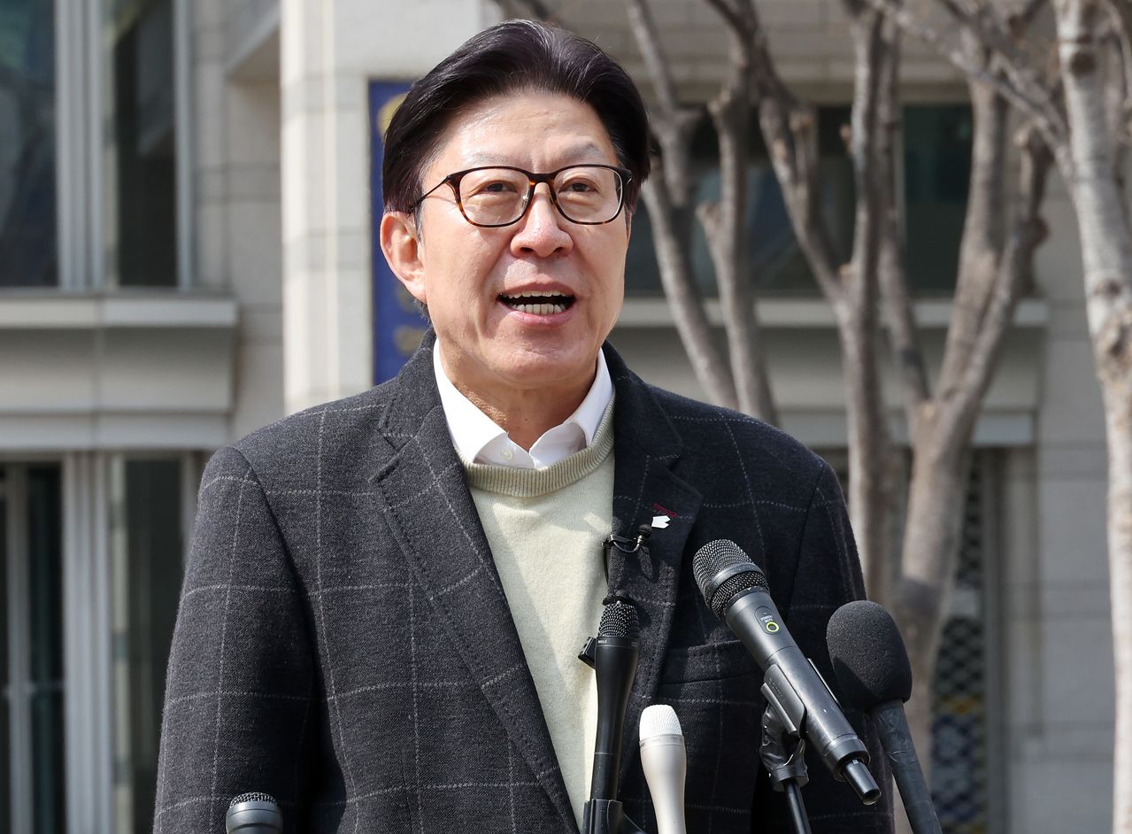 박형준 부산시장이 지난 9일 부산시청 앞 광장에서 기자들과 만나 3선 도전 소감을 밝히는 기자회견을 하고 있다. 송봉근 객원기자