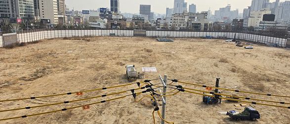 국가유산청은 "(세운4구역의 사업시행자인) 서울주택도시개발공사(SH)를 매장유산 보호 및 조사에 관한 법률 위반 협의로 경찰에 고발했다"고 16일 밝혔다. 국가유산청에 따르면 SH 측은 국가유산청장의 허가를 받지 않은 채 세운4구역 도시환경정비사업부지 내에서 11곳을 시추한 것으로 확인됐다.   사진은 세운4구역 매장유산 발굴현장 시추 모습. 사진 국가유산청