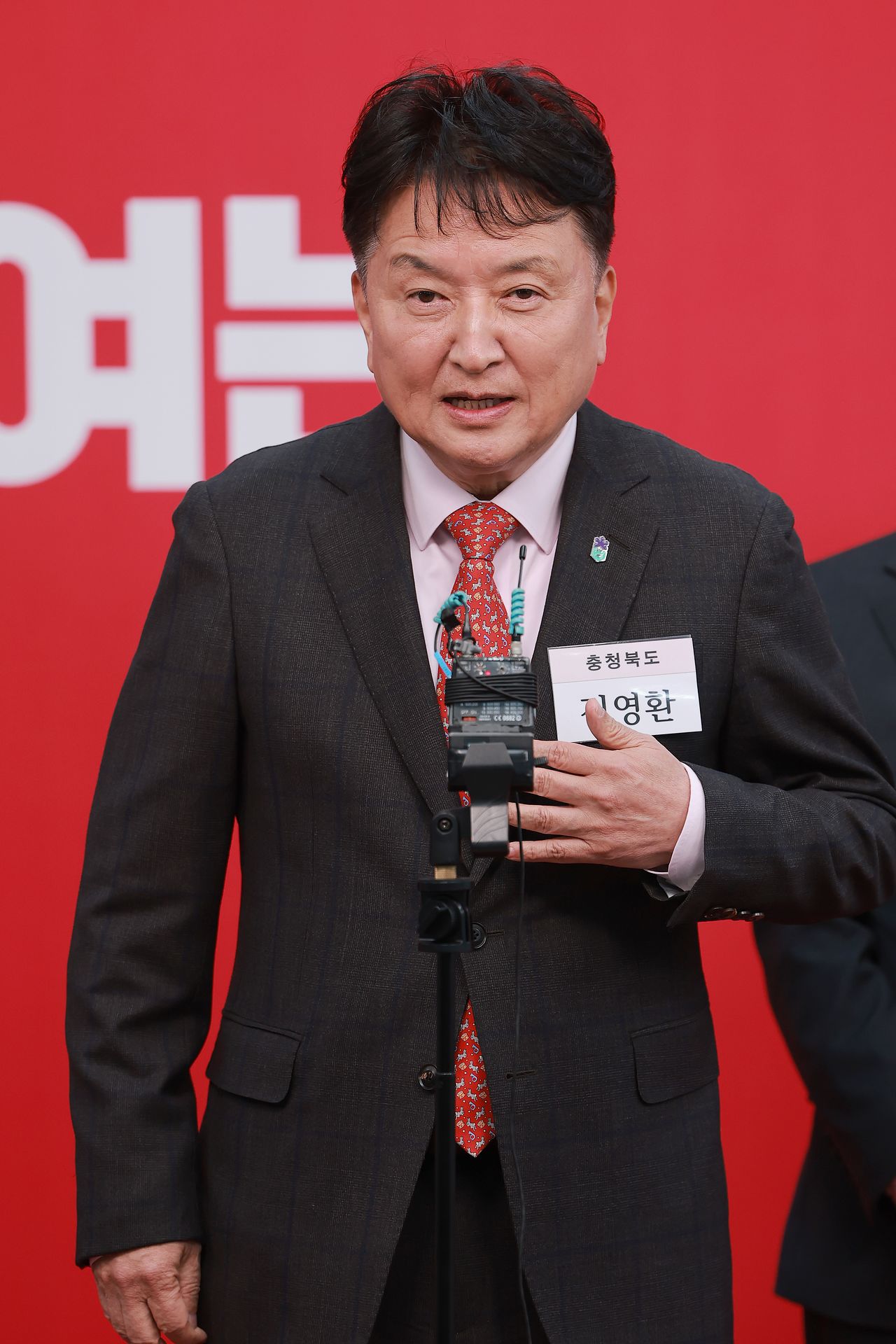 6·3 지방선거 충북도지사에 도전하는 김영환 충북도지사가 지난 11일 서울 영등포구 여의도 국민의힘 중앙당사에서 열린 광역단체장 후보 면접을 마치고 취재진 질문에 답하고 있다. 연합뉴스