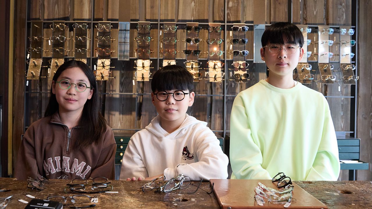 자신의 눈과 얼굴, 스타일에 맞는 안경을 제대로 이해하고 선택하기 위해 홀릭스 안경원을 방문한 이윤슬 학생기자·손지완 학생모델·서진하 학생기자(왼쪽부터)가 평소 쓰던 안경과 다른 스타일의 안경을 쓰고 포즈를 취했다.