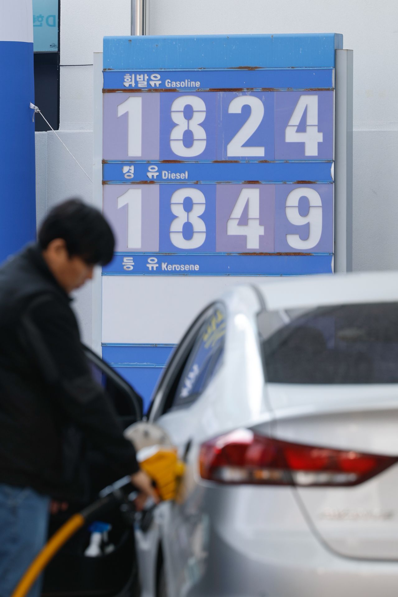 국제유가가 10% 상승하면 국내 제조업 평균 생산비용이 0.71% 상승한다는 분석이 나왔다. 16일 서울 시내 주유소에 휘발유, 경유 등 유가 정보가 표시돼 있다. 뉴스1