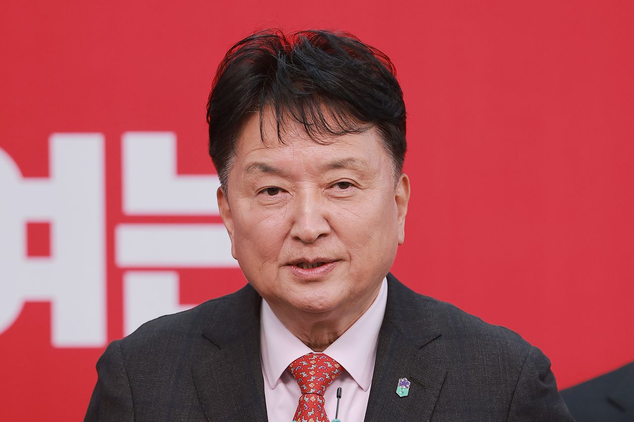 6·3 지방선거 충북도지사에 도전하는 김영환 충북도지사가 11일 서울 영등포구 여의도 국민의힘 중앙당사에서 열린 광역단체장 후보 면접을 마치고 취재진 질문에 답하고 있다. 연합뉴스