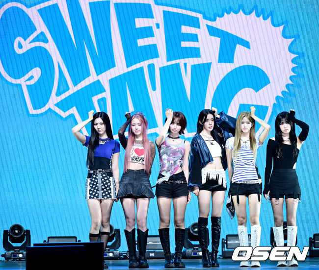 [OSEN=최규한 기자] 그룹 ifeye(이프아이-카시아, 라희, 원화연, 사샤, 태린, 미유)가 16일 오후 서울 한남동 블루스퀘어 SOL 트래블홀에서 미니 2집 물결 ‘낭’ Pt.2 ‘sweet tang(스윗탱)’을 발매 쇼케이스를 가졌다.이번 앨범 타이틀곡 ‘r u ok?’는 ifeye(이프아이)의 독보적인 멋스러움을 담아낸 노래로, 파워풀한 댄스곡 같으면서도 그 이면에 섬세한 악기 구성과 정교하게 설계된 그루브가 담겨 있어 리스너들의 귀를 사로잡을 것으로 기대된다.이프아이 멤버들이 포토타임을 하고 있다. 2025.07.16/ dreamer@osen.co.kr