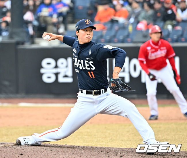 [OSEN=대전, 민경훈 기자] 15일 대전 한화생명볼파크에서 2026 신한 SOL KBO리그 시범경기 한화 이글스와 SSG 랜더스의 경기가 열렸다.시범경기는 오는 24일까지 진행되며, 각 팀이 12경기씩 치러 총 60경기가 펼쳐진다.4회초 마운드에 오른 한화 엄상백이 힘차게 공을 뿌리고 있다. 2026.03.15 /rumi@osen.co.kr