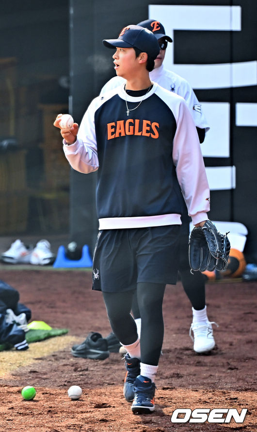 [OSEN=대전, 민경훈 기자] 12일 대전 한화생명볼파크에서 2026 신한 SOL KBO리그 시범경기 한화 이글스와 삼성 라이온즈의 경기가 열릴 예정인 가운데 경기 전 훈련이 진행됐다.시범경기는오늘(12일)부터오는 24일까지 진행되며, 각 팀이 12경기씩 치러 총 60경기가 펼쳐진다.경기 전 한화 엄상백이 캐치볼을 준비하고 있다. 2026.03.12 /rumi@osen.co.kr