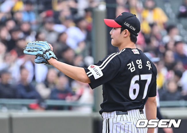 [OSEN=부산, 이석우 기자] 15일 부산 사직야구장에서 2026 신한 SOL KBO 리그 롯데 자이언츠와 LG 트윈스의 시범경기가 열렸다. 홈팀 롯데는 비슬리가, 방문팀 LG는 이민호가 선발 출전했다.LG 트윈스 김영우가 8회말 무사 만루 손성빈과 조세진을 연속 밀어내기로 내보내고 아쉬워하고 있다. 2026.03.15 / foto0307@osen.co.kr