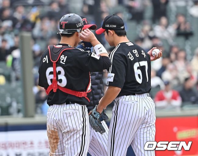[OSEN=부산, 이석우 기자]LG 트윈스 김영우가 8회말 역전을 허용하고 교체되고 있다. 2026.03.15 / foto0307@osen.co.kr