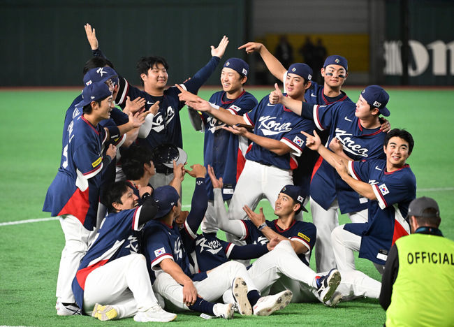 [OSEN=도쿄(일본), 손용호 기자] 도쿄의 기적이 나왔다. 한국 WBC 대표팀이 17년 만에 1라운드를 통과했다.한국은 9일 일본 도쿄돔에서 열린 ‘2026 월드베이스볼클래식(WBC)’ 1라운드 C조 호주와의 경기에서 로 승리를 거뒀다. 이로써 한국은 조별라운드 2승2패를 기록하면서 호주, 대만 등을 최소실점률로 제치면서 2009년 이후 17년 만에 1라운드를 통과했다. 이제 한국은 마이애미행 전세기를 탄다.경기 종료 후 한국 선수들이 기념촬영을 하고 있다. 2026.03.09/spjj@osen.co.kr