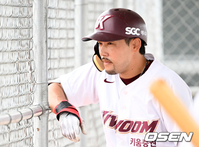 [OSEN=애리조나(미국), 이대선 기자] 14일(한국시간) 미국 애리조나주 메사 애슬레틱 그라운드에서 키움 히어로즈의 청백전이 진행됐다.키움은 3월 5일까지 미국 애리조나와 대만 가오슝에서 2025시즌 스프링캠프를 실시한다.키움 이용규가 경기를 바라보고 있다. 2025.02.14 / sunday@osen.co.kr]