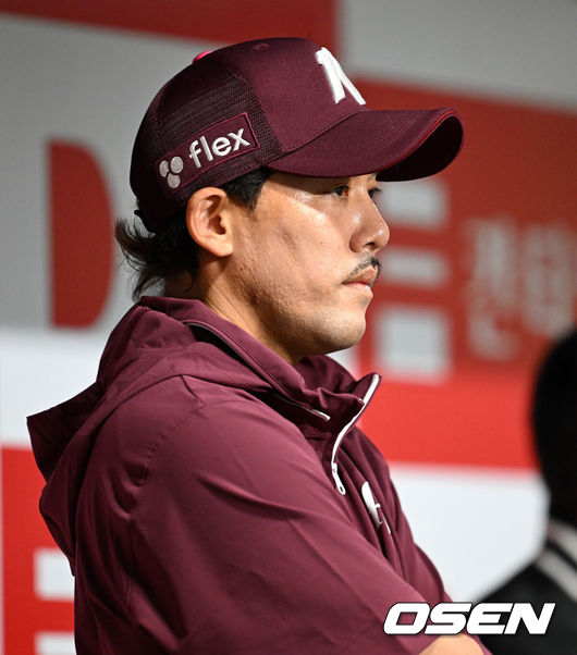 [OSEN=고척, 이대선 기자] 19일 오후 서울 고척스카이돔에서 2025 신한 SOL Bank KBO리그 키움 히어로즈와 KT 위즈의 경기가 열렸다.키움은 김선기, KT 소형준을 선발 투수로 내세웠다.이용규가 더그아웃에서 경기를 바라보고 있다. 2025.04.19 /sunday@osen.co.kr