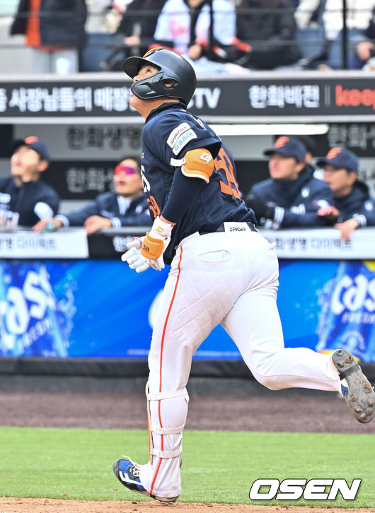 [OSEN=대전, 민경훈 기자] 15일 대전 한화생명볼파크에서 2026 신한 SOL KBO리그 시범경기 한화 이글스와 SSG 랜더스의 경기가 열렸다.시범경기는 오는 24일까지 진행되며, 각 팀이 12경기씩 치러 총 60경기가 펼쳐진다.7회말 무사 주자 2루 한화 허인서가 좌월 투런 홈런을 때리고 있다. 2026.03.15 /rumi@osen.co.kr