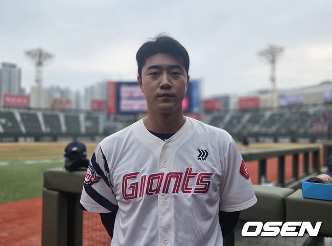 [OSEN=사직, 한용섭 기자]  프로야구 롯데 자이언츠 파이어볼러 윤성빈이 15일 사직구장에서 열린 LG 트윈스와 시범경기에서 7-4로 앞선 9회 등판해 실점없이 세이브를 기록했다. /orange@osen.co.kr