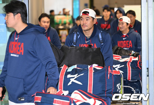 [OSEN=인천공항, 조은정 기자]월드베이스볼클래식(WBC)에 출전한 한국대표팀이 16일 인천국제공항을 통해 마이애미에서 귀국했다. 야구 대표팀 노경은이 입국장을 나서고 있다. 2026.03.16 /cej@osen.co.kr