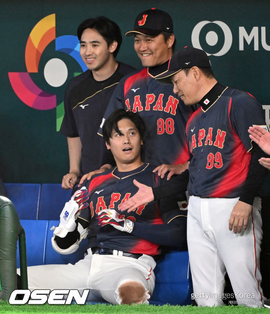 [OSEN=도쿄(일본), 손용호 기자] 6일 일본 도쿄돔에서 월드베이스볼클래식(WBC) 조별리그 C조 일본과 대만의 경기가열렸다.일본은 야마모토 요시노부, 대만은 쩡하오쥔을 선발로 내세웠다.2회초 1사 만루에서 일본 오타니 쇼헤이가 만루 홈런을 치고 더그아웃에서 이바타 히로카즈 감독과 인사를 나누고 있다. 2026.03.06/spjj@osen.co.kr