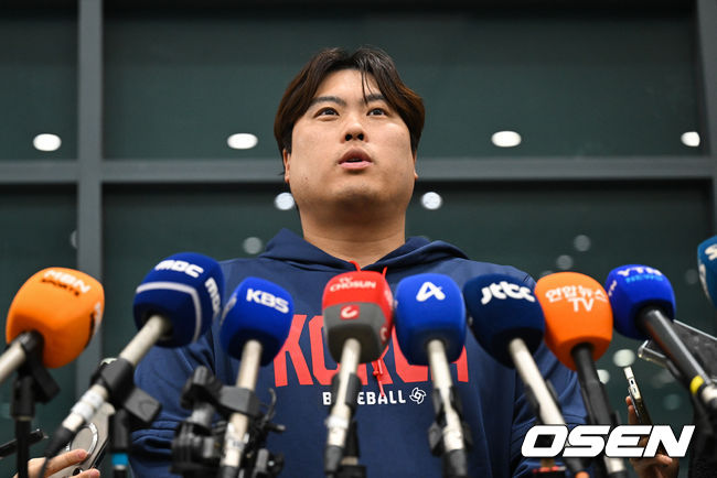 [OSEN=인천공항, 조은정 기자]월드베이스볼클래식(WBC)에 출전한 한국대표팀이 16일 인천국제공항을 통해 마이애미에서 귀국했다. 대표팀 은퇴를 밝힌 류현진이 인터뷰를 하고 있다. 2026.03.16 /cej@osen.co.kr