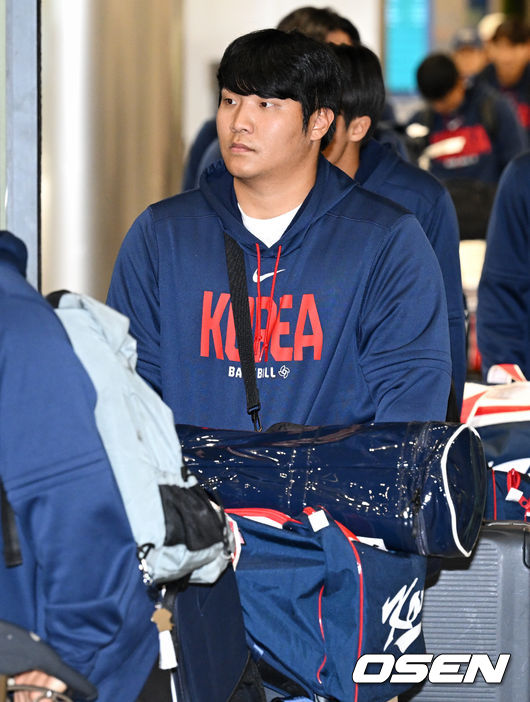 [OSEN=인천공항, 조은정 기자]월드베이스볼클래식(WBC)에 출전한 한국대표팀이 16일 인천국제공항을 통해 마이애미에서 귀국했다. 야구 대표팀 문보경이 입국장을 나서고 있다. 2026.03.16 /cej@osen.co.kr
