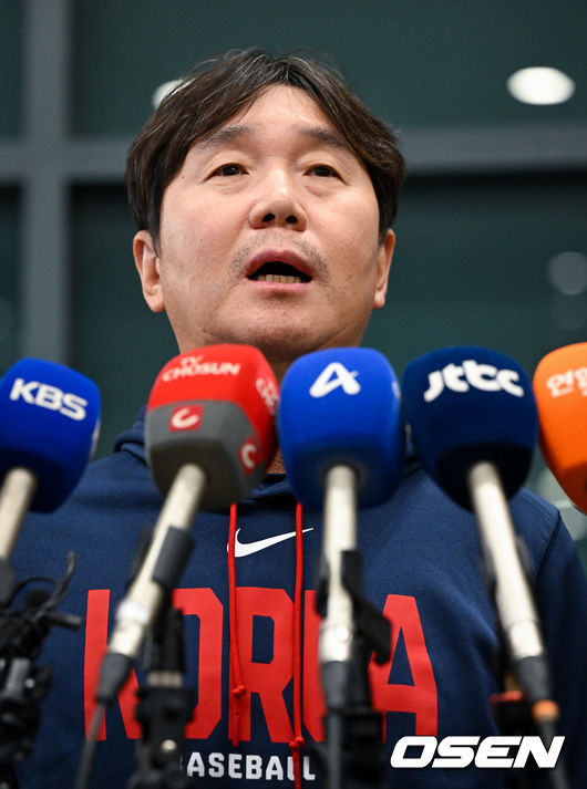 [OSEN=인천공항, 조은정 기자]월드베이스볼클래식(WBC)에 출전한 한국대표팀이 16일 인천국제공항을 통해 마이애미에서 귀국했다. 야구 대표팀 류지현 감독이 인터뷰를 하고 있다. 2026.03.16 /cej@osen.co.kr