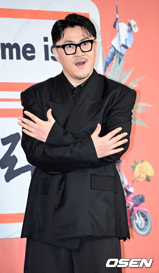 [OSEN=최규한 기자] 20일 오후 서울 상암 스탠포드 호텔에서 JTBC 새 예능 프로그램 'My name is 가브리엘' 제작발표회가 열렸다.'My name is 가브리엘(마이 네임 이즈 가브리엘)'은 아무도 나를 모르는 곳에서 세계 80억 인구 중 한 명의 이름으로 72시간 동안 '실제 그 사람의 삶'을 살아가는 관찰 리얼리티 예능이다.제작사 테오(TEO) 설립 후 다양한 프로젝트를 선보이고 있는 김태호 PD와 '놀라운 토요일', '혜미리예채파' 등을 연출한 이태경 PD가 의기투합해 선보이는 프로그램으로 박명수, 염혜란, 홍진경, 지창욱, 박보검, 가비, 덱스가 라인업으로 확정돼 기대를 더하고 있다. 가수 데프콘이 포토타임을 하고 있다. 2024.06.20 / dreamer@osen.co.kr