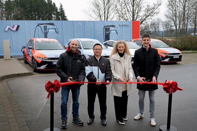 왼쪽부터 잉고 뵈더(Ingo Bder) 뉘르부르크링 CEO, 박준우 현대차 N매니지먼트실장(상무), 아넷 페이(Annette Feyh) 현대차 독일법인 브랜드 경험 및 스포츠마케팅 팀장, 귀도 겔렌(Guido Gehlen) 현대 커넥티드 모빌리티 유한회사 커넥티드카 서비스 및 차징 디렉터가 ‘뉘르부르크링 N 급속 충전소’ 개소식에서 기념 촬영하고 있다.