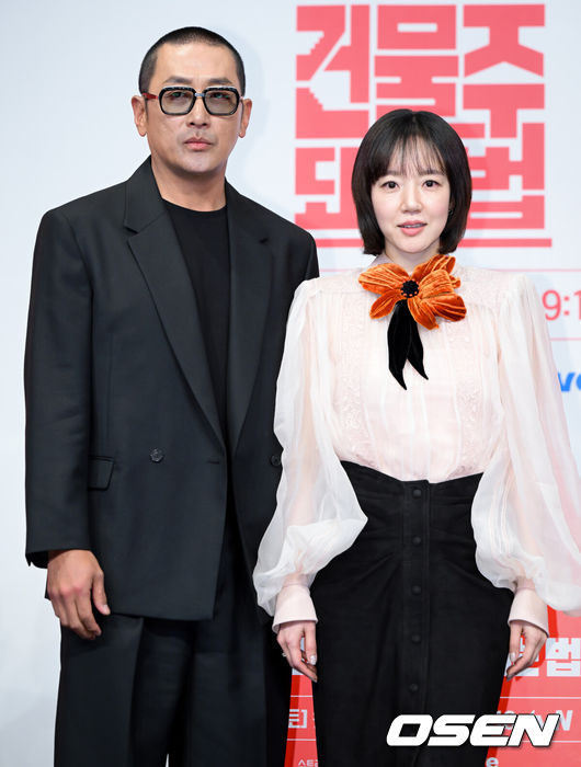 [OSEN=조은정 기자]tvN 드라마 '대한민국에서 건물주 되는 법' 제작발표회가 9일 서울 구로구 신도림 더링크 호텔에서 열렸다.배우 하정우, 임수정, 김준한, 정수정, 심은경 등이 출연하는 '대한민국에서 건물주 되는 법'은 빚에 허덕이는 생계형 건물주가 목숨보다 소중한 가족과 건물을 지키기 위해 가짜 납치극에 가담하며 벌어지는 서스펜스를 그린다. 14일 첫 방송.배우 하정우, 임수정이 포즈를 취하고 있다. 2026.03.09 /cej@osen.co.kr