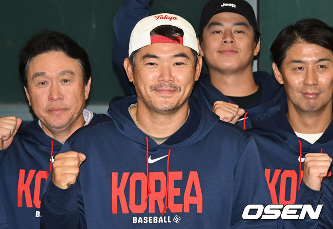 [OSEN=인천공항, 조은정 기자]월드베이스볼클래식(WBC)에 출전한 한국대표팀이 16일 인천국제공항을 통해 마이애미에서 귀국했다. 야구 대표팀 노경은이 포즈를 취하고 있다. 2026.03.16 /cej@osen.co.kr