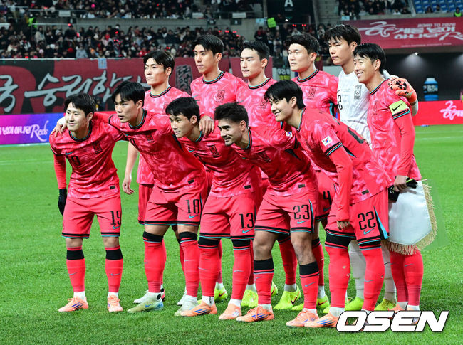 [OSEN=서울월드컵경기장, 지형준 기자] 홍명보 감독이 이끄는 한국 축구대표팀이 18일 오후 8시 서울월드컵경기장에서 열린11월 A매치 두 번째 친선경기에서'아프리카 강호' 가나를 상대로 1-0 승리했다.내달 2026 국제축구연맹(FIFA) 북중미 월드컵 조 추첨을 앞두고 열리는 마지막 평가전이었다.한국은 가나까지 잡아내면서 사상 최초로월드컵 포트 2를 확정하게 됐다. 이로써 대표팀은 홍명보 감독이 부임한 뒤 처음으로 A매치 2연전에서 나란히 승리를 거두게 됐다.경기에 앞서 대한민국 베스트 11 선수들이 포즈를 취하고 있다. 2025.11.18 /jpnews@osen.co.kr