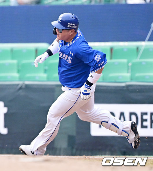 [OSEN=인천, 지형준 기자] 16일 인천 SSG랜더스필드에서 ‘2026 신한 SOL KBO리그’ 시범경기 SSG 랜더스와 삼성 라이온즈의 경기가 열렸다. 4회초 무사에서 삼성 최형우가 2루타를 날리며 전력질주를 하고 있다. 2026.03.16/ jpnews@osen.co.kr