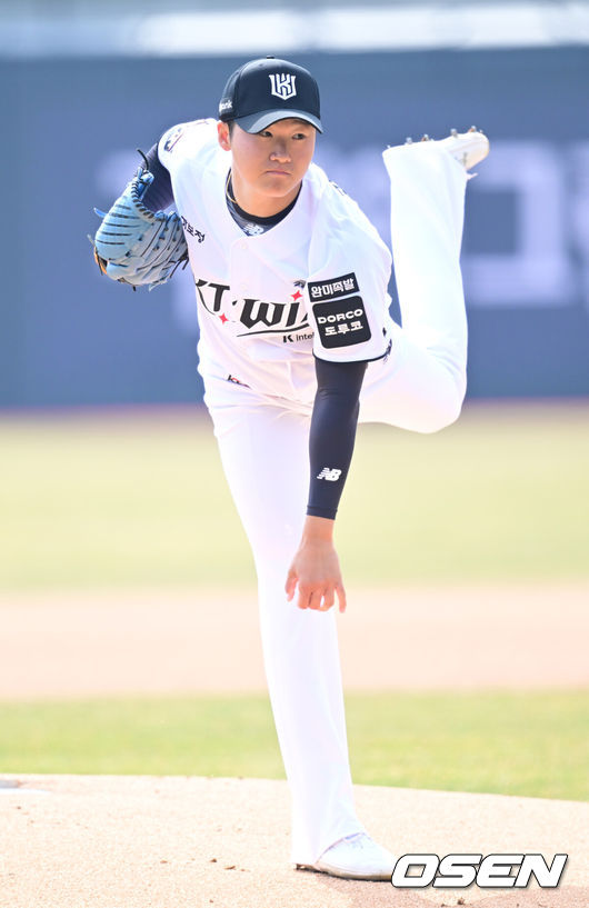 [OSEN=수원, 최규한 기자] 16일 경기도 수원 KT위즈파크에서 ‘2026 신한 SOL KBO리그’ 시범경기 KT 위즈와 LG 트윈스의 경기가 열린다.홈팀 KT는 권성준, 방문팀 LG는 라클란 웰스를 선발 투수로 내세웠다.KT 선발 권성준이 힘차게 공을 뿌리고 있다. 2026.03.16 / dreamer@osen.co.kr