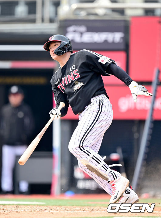 [OSEN=수원, 최규한 기자] 16일 경기도 수원 KT위즈파크에서 ‘2026 신한 SOL KBO리그’ 시범경기 KT 위즈와 LG 트윈스의 경기가 열린다.홈팀 KT는 권성준, 방문팀 LG는 라클란 웰스를 선발 투수로 내세웠다.4회초 무사 선두타자로 나선 LG 이재원이 안타를 날리고 있다. 2026.03.16 / dreamer@osen.co.kr