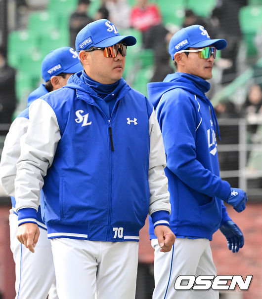 [OSEN=인천, 지형준 기자] 삼성 라이온즈가 SSG 랜더스와 시범경기에서 완승을 거뒀다. 경기를 마치고 삼성 박진만 감독이 그라운드를 나서고 있다. 2026.03.16/ jpnews@osen.co.kr