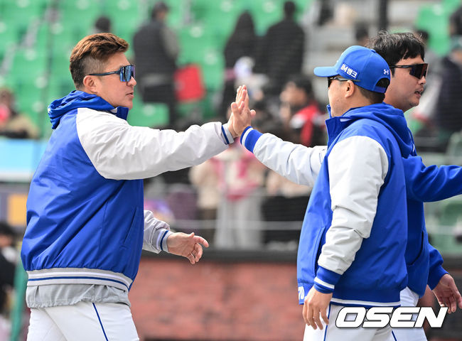 [OSEN=인천, 지형준 기자] 삼성 라이온즈가 SSG 랜더스와 시범경기에서 완승을 거뒀다. 경기를 마치고 삼성 최형우가 박진만 감독과 승리 하이파이브를 하고 있다. 2026.03.16/ jpnews@osen.co.kr