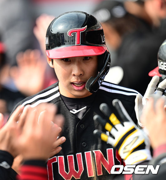 [OSEN=수원, 최규한 기자] 16일 경기도 수원 KT위즈파크에서 ‘2026 신한 SOL KBO리그’ 시범경기 KT 위즈와 LG 트윈스의 경기가 열린다.홈팀 KT는 권성준, 방문팀 LG는 라클란 웰스를 선발 투수로 내세웠다.6회초 무사 2루 상황 LG 추세현이 달아나는 좌월 투런포를 날리고 더그아웃 동료들의 축하를 받고 있다. 2026.03.16 / dreamer@osen.co.kr