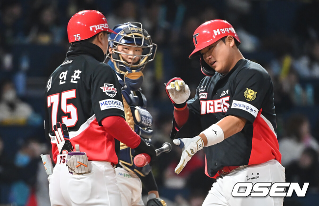[OSEN=창원, 이석우 기자] 16일 창원NC파크에서 2026 신한 SOL KBO 리그 시범경기 NC 다이노스와 KIA 타이거즈의 경기가 열렸다.홈팀 NC는 구창모가, 방문팀 KIA는 황동하가 선발 출전했다.KIA 타이거즈 한준수가 7회초 무사 우월 솔로 홈런을 치고 하이파이브를 하고 있다. 2026.03.16 / foto0307@osen.co.kr
