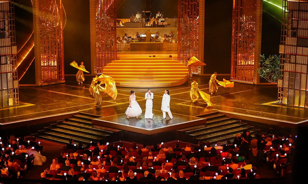 레이 아미(왼쪽), 이재, 오드리 누나가 15일(현지시간) 미국 캘리포니아주 로스앤젤레스(LA) 할리우드에서 열린 제98회 아카데미 시상식 오스카 시상식에서 '골든'을 열창하고 있다. [로이터=연합뉴스]