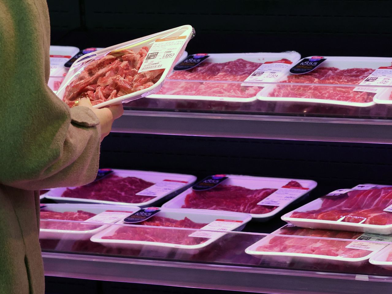 16일 서울시내 한 대형마트에 축산물이 진열돼 있다. 이번 동절기 조류인플루엔자(AI)와 아프리카돼지열병(ASF), 구제역까지 겹치면서 계란과 육류 가격이 전반적으로 오름세를 보이고 있다. 정부는 이에 대응해 돼지고기와 계란, 식용유, 통신비 등 국민 생활과 밀접한 23개 품목을 '민생물가 특별관리 품목'으로 지정하고 상반기 집중 점검에 나서기로 했다. 뉴스1